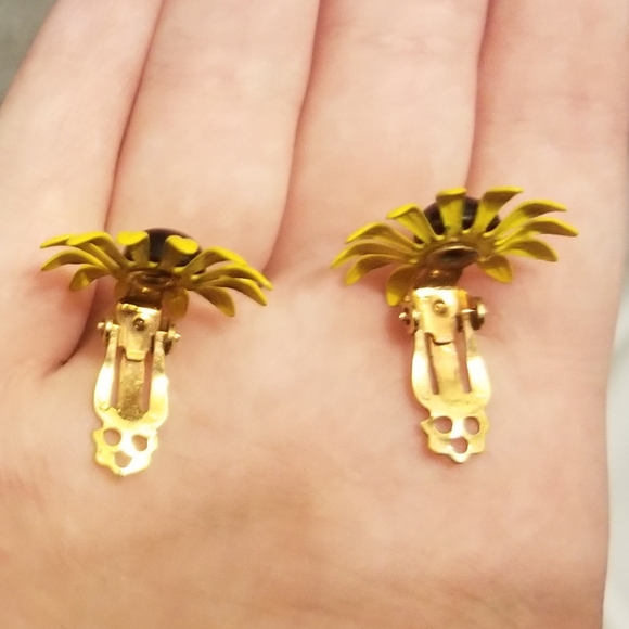 Cheery vtg clip earring/ brooch set w yellow flowers - Picture 5 of 7